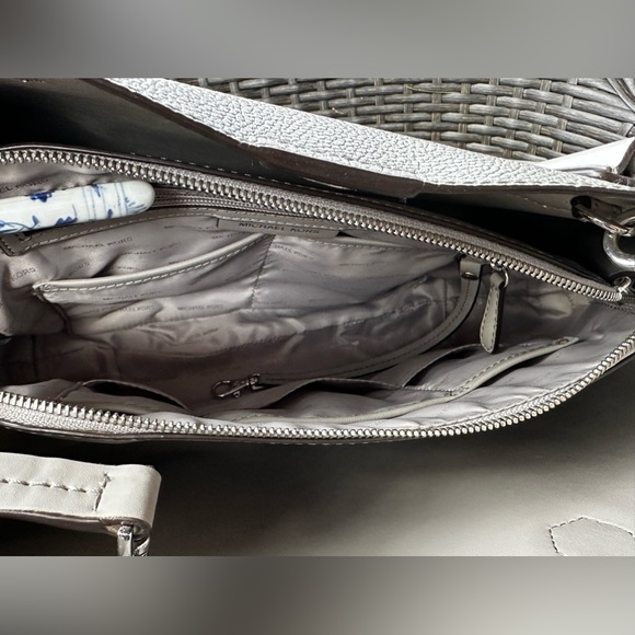 Michael Kors Mercer Gallery Studio Large Center Zip Tote Leather in Pearl Grey - Picture 14 of 15